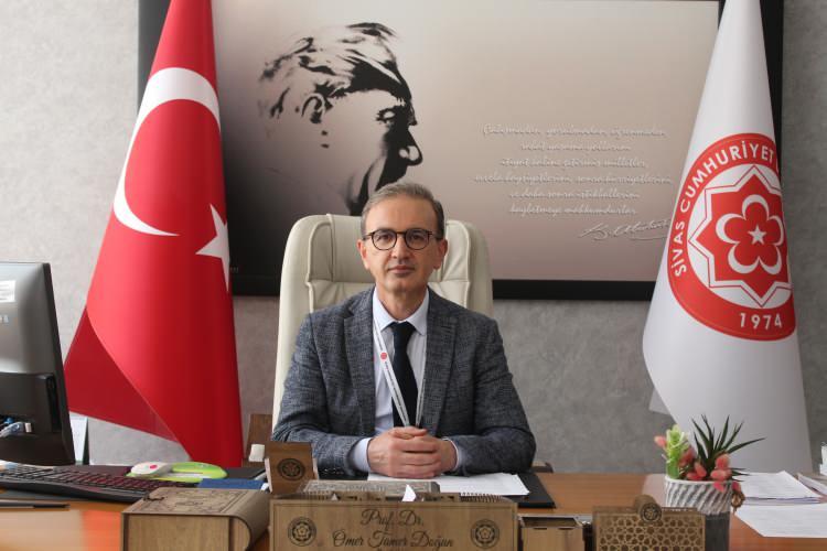 <p>Kırım Kongo Kanamalı Ateşi virüsü anlatan Prof. Dr. Ömer Tamer Doğan, “Kene hastalığı ülkemizde 2002 yılından bu yana görülmeye başlanan bir hastalık. 2002’de Tokat’ta, sonrasında Amasya, Çorum, Giresun, Gümüşhane illerinde görülmeye başlandı. Virüs taşıyan kenelerden insanlara bulaşan bir hastalık. Üşüme ve titreme ile gelen bir ateş, daha sonrasında da bulantı, kusma, karın ağrısı, kas ağrıları ve eklem ağrıları ile belirti gösteren bir hastalık. İlerlediğinde diş eti kanaması gibi, burun kanaması gibi, idrar yollarından kanama gibi belirtiler veren bir hastalık. İlerlediği zaman tedavisi güçleşen, zor tedavi edebildiğimiz bir hastalık. Henüz tedavisi yok ama destek tedavisi uygulanan bir hastalık. Erken dönemde gelindiğinde işimiz kolaylaşıyor. </p>