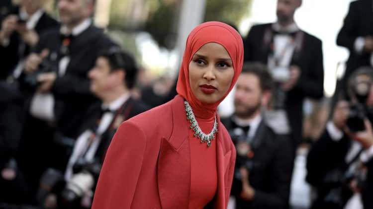 <p>Somali asıllı Norveçli başörtülü model <strong>Rawdah Mohammed</strong>, yaklaşık iki yıl önce Vogue İskandinav dergisinin moda editörü olmuş ve adını <strong>"ilk başörtülü moda editörü"</strong> olarak duyurmuştu.</p>
