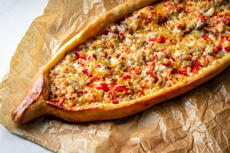 <p>Yemek çeşitleri bakımından Türkiye ortalamasının üstünde olan şehirlerdeyse İstanbul, Kocaeli, Antalya burger restoranlarını seçerken, Ege ve Karadeniz illerinde pide restoranları tercih sıralamasında en üst seviyeye yerleşti. İç ve Doğu Anadolu’da döner / kebap sofralarda yerini alırken, </p>
