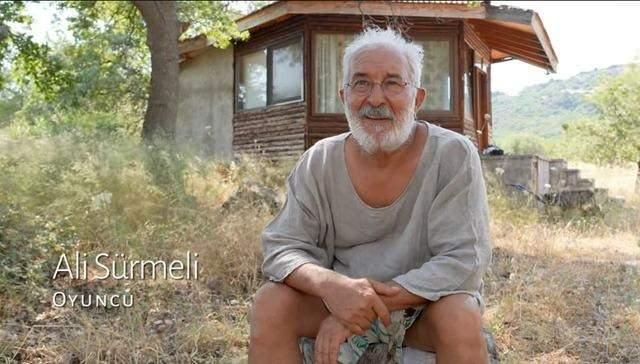 <p>"LÜKS YAŞIYORUM"</p>
<p> </p>
<p>Ali Sürmeli "O zamanın parası 100 bine bu 6 dönümü almışım, yan tarafı yalvar yakar istedik, 7 dönüme 200 istedi. 13 dönümü 13 sene önce 300'e aldım, bin dolarmış... Akademi kuracağız o zaman, ama gaz veren herkes kenara çekildi. Planladım bundan 12 tane koyacağız hadi el atın, yok! Keçi sürüsü dağıldı böyle kaldı" açıklamasında bulundu.</p>
<p> </p>
<p> </p>