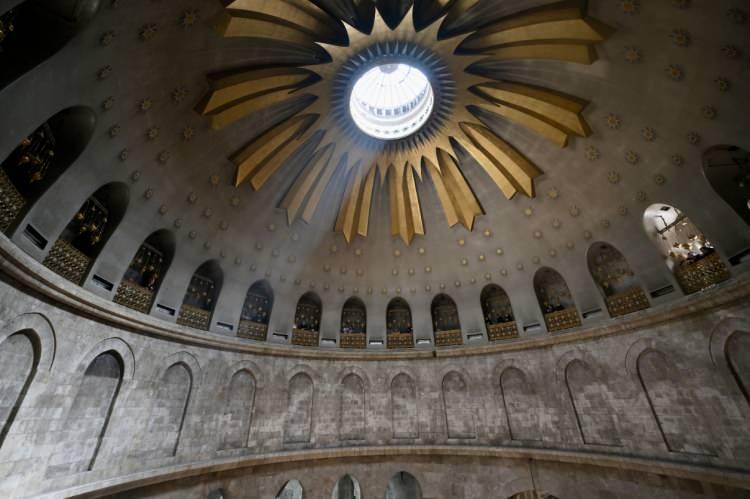 <p>İşgal altındaki Doğu Kudüs'ün kutsal mekanlara ev sahipliği yapan Eski Şehir bölgesindeki Hristiyanlar, kadim şehrin Hristiyan mahallelerinde ellerinde mumlar, tahtadan haçlar, temsili kama ve kılıçlarla toplandı.</p>

<p> </p>
