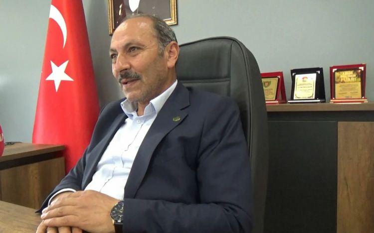<p>Şehir merkezinden dışarıya kimse gitmiyor. Biz kırsalda insanları nasıl tutarız, onun hesabını yapmamız lazım. Şu an biz kırsala et ve sütü şehirden götürüyoruz. Eskiden köyden şehre bir akrabamızın yanına gelirken, bir bidon süt ya da bir kova yoğurt ile gelirdik. Maalesef şu an biz köylere yoğurt ve süt götürüyoruz. Kimse kırsalda kalmadı. Herkes şehre özentilik yaptı. Devletimizden yetiştiriciler olarak hayvanlarımızı otlatacak mera, çalışan eleman istiyoruz."</p>
