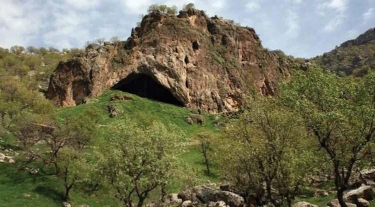 <p><span style="color:#B22222"><em><strong>Irak'ta bir mağarada keşif yapan araştırmacılar, buldukları karşısında şaşkına döndü. 75.000 yıl öncesine ait kalıntıları inceleyen arkeologlar, 9 ay süren bir süreçle 200 kemik parçasından titizlikle kafatasını bir araya getirdi.</strong></em></span></p>
