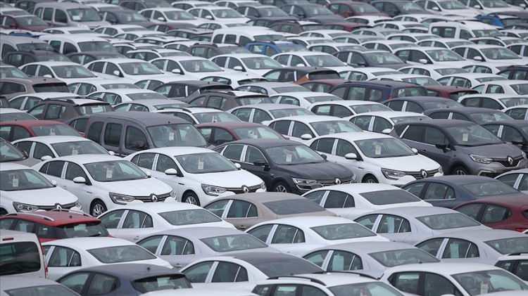 <p><span style="color:#FF0000"><strong>UBER BENZERİ ARAÇ HAVUZU</strong></span></p>
<p>* Kamuda, güvenlik ihtiyacı ve görevin gerektirdiği makam ihtiyaçlarının karşılanması öncelikli olmak üzere yasal olarak belirlenmiş tahsisler dışında makam aracı kullanımı ve araç tahsislerine sınırlama getirilecek. Suistimallerin önüne geçmek amacıyla sıkı bir denetim getirilecek. </p>
<p>* Yeni alımlarda yerli araç ve offset uygulamalarına ağırlık verilecek. Makama tahsisli araçlar dışında kullanılan hizmet araçları için belirli sayıda araçtan oluşan bir havuz kurulacak. UBER benzeri bir sistem kurulması planlanıyor. Bu sistemle araçların yakıt gideri ve mevzuat dışı kullanımının da önüne geçilmesi amaçlanıyor.</p>