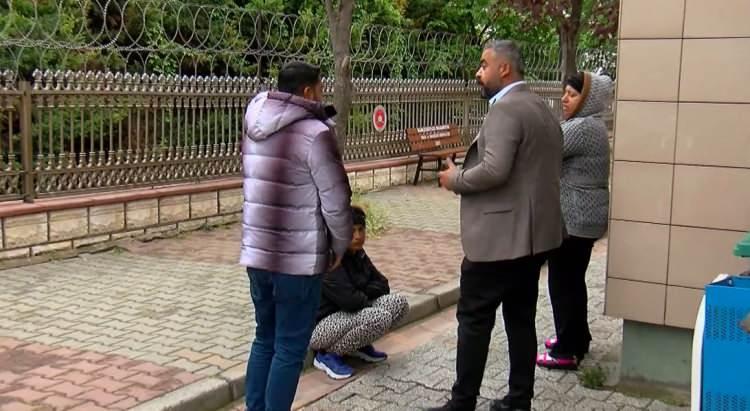 <p>Kızın cenazesinin geldiğini gören anne Nurcan Gezer, akrabalarının yardımıyla ayakta kalırken, <strong>‘Kızım seni nasıl göremedim’</strong> diyerek ağıt yaktı.</p>