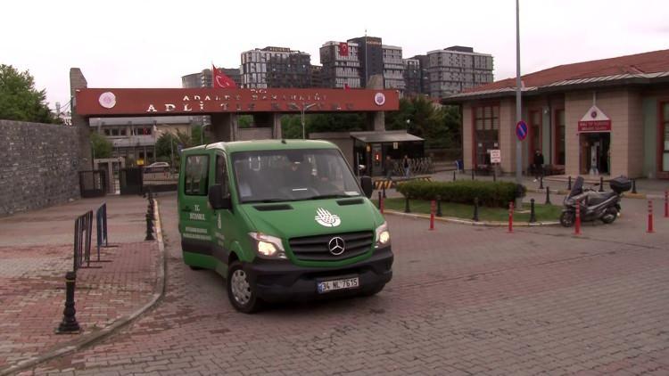 <p>Öte yandan cezaevinde bulunan kızın babasının cenazeye katılması beklenirken, 5 yaşındaki kız, Esenyurt Kıraç Cem Evinde kılınacak namazın ardından defnedilecek.</p>