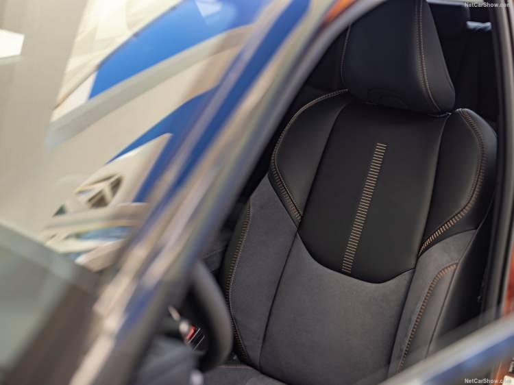 <p>Verimliliği artırmak adına yeniden tasarlanan ve daha kompakt hale getirilen tam hibrit sistem, 136 HP maksimum güç ve 185 Nm maksimum tork üretiyor.</p>