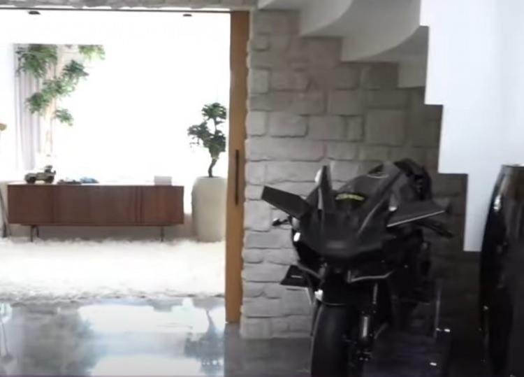 <p>Girişteki motosiklet de dikkatlerden kaçmıyor.</p>