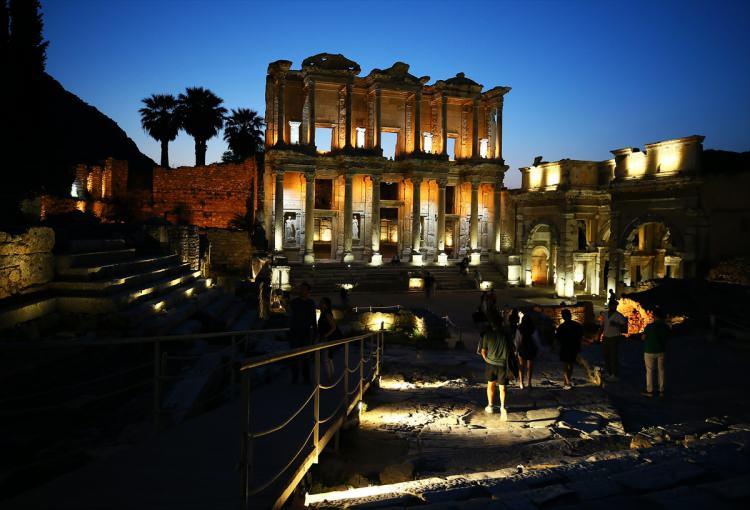 <p>Her yıl dünya genelinden yüz binlerce ziyaretçi ağırlayan ve 2 bin 300 yıllık Efes Antik Kenti'nin sahip olduğu eşsiz güzellikler, Kültür ve Turizm Bakanlığının "Gece müzeciliği" uygulamasıyla 9 Nisan'dan itibaren gün batımından sonra da ziyaret edilebiliyor. LED aydınlatma sistemiyle 9 Nisan’da başlayan uygulama saat 00.00’a kadar gezilebiliyor.</p>
