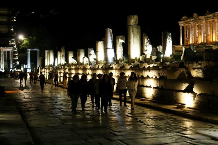 <p>Celsus Kütüphanesi, Agora Meydanı, Kuretler Caddesi, Domitian Tapınağı, Trajan Çeşmesi, 25 bin kişilik oturma kapasitesiyle büyük antik tiyatro, stadyum ve antik liman, LED aydınlatma sistemiyle farklı bir atmosfer oluşturuyor.  21 metre genişliğinde, 17 metre yüksekliğindeki Celsus Kütüphanesi, bu yeni uygulamayla gece de görenleri etkiliyor. Yeni uygulamayla antik dönemde Efes'in ileri gelenlerinin yaşadığı Yamaçevler de ziyaret edilebilen yerler arasında. </p>
