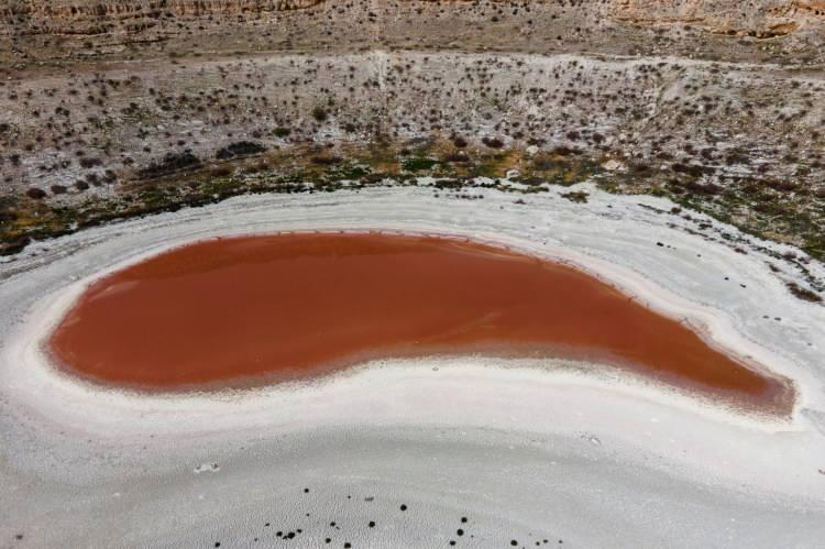 <p>Konya’nın Karapınar ilçesinde bulunan Meyil Obruk Gölü, sıcakların artması ve su seviyesinin azalması nedeniyle içerisinde bulunan bakteriler sonucunda kızıl renge büründü.</p>
