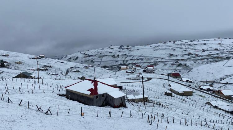 <p> Trabzon ile Gümüşhane arasında bulunan Kadırga Yaylası ve Kadırga Yaylası'na yakın olan Davunlu Yaylası, Trabzon'un Çaykara ilçesinde bulunan Şekersu Yaylası, Araklı ilçesinde bulunan Erikli Yaylası ve Köprübaşı ilçesinde bulunan Taşlı Yaylası da bu kar yağışından nasibini aldı.</p>
