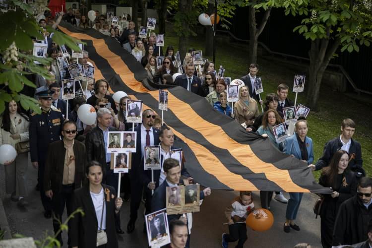 <p>Rus Dili Eğitmenleri ve Tercümanlar Derneği, 9 Mayıs Zafer Günü kutlamaları kapsamında Rusya'nın Ankara Büyükelçiliği'nde "Ölümsüz Alay" yürüyüşü düzenledi.</p>
