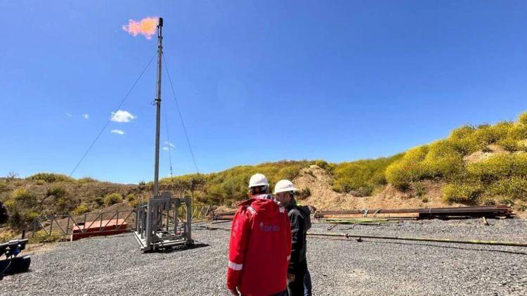 <p>Yapılan çalışmalar hakkında açıklamalarda bulunan TBNG CEO’su Sinan Furat, "Daha önce keşfini yaptığımız bu bulunduğumuz sahadaki doğal gazı dün gece itibarıyla, gaz yakımına başlayarak aslında üretim aşamasına almış olduk. </p>
