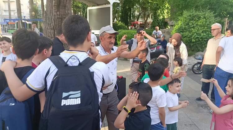 <p>Emekli olduğu öğrenilen ve tüm ısrarlara rağmen kimseye soyadını söylemeyen Halil isimli vatandaş, cebinden çıkardığı 5 bin lirayı önce çocuklara, sonrasında ise etrafında toplanan kalabalığa dağıtmaya başladı.</p>