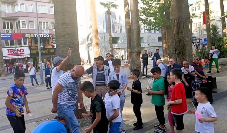 <p>Bir ara galeyana gelip elindeki paraları havaya savuran Halil, <strong>“Neden para dağıtıyorsun, bu paranın kaynağı ne?”</strong> diye soranlara, <strong>“Para dağıtıyorum para, parayı sevmiyorum ben. Allah Allah sana ne; benim sana borcum var mı, yok. Devlete de yok. Ben para dağıtıyorum sana ne, al sana da vereyim. Cumhurbaşkanı dağıtamaz böyle ama ben dağıtırım. Kimse dağıtamaz böyle”</strong> diye karşılık verdi.</p>