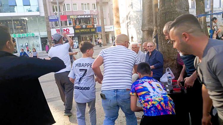 <p><strong>“Sen kafayı mı yedin?” </strong>diyerek kendisine engel olmaya çalışan arkadaşına da aldırmayan Halil, hem oynayıp hem de etrafında toplanan kalabalığa para dağıtmaya devam etti. </p>