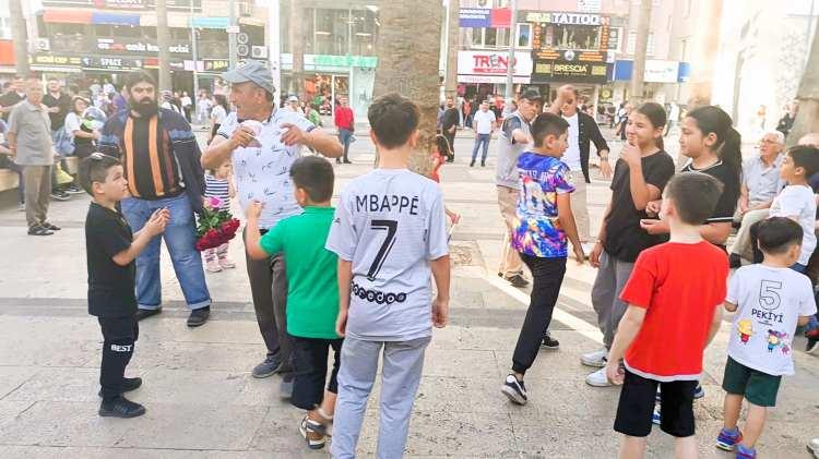 <p>Kısa süre içerisinde 8 bin 200 lirayı dağıtan vatandaş, daha sonra kalabalığın şaşkın bakışları arasında gözden kayboldu.<br />
</p>