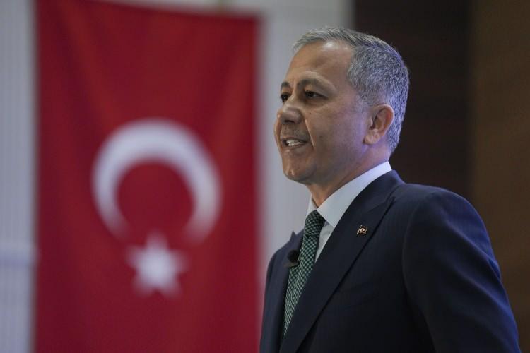 <p>İçişleri Bakanı Ali Yerlikaya, Ankara’da 1 Mayıs Emek ve Dayanışma Günü ile ilgili basın toplantısında açıklamalarda bulundu.</p>

<p> </p>
