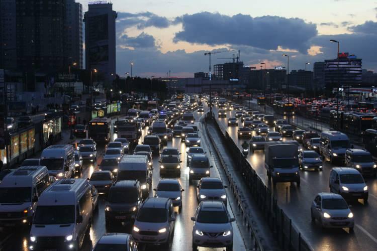 <p>Cumhuriyet Cadde Şişli ve Taksim Meydan istikameti trafiğe kapatılacaktır. (Divan Otel &ouml;n&uuml; kavşak ile Harbiye Askeri M&uuml;ze &ouml;n&uuml; kapama noktası arası)<br />
Halaskargazi Caddesi Şişli ve Taksim Meydan istikameti trafiğe kapatılacaktır. (Harbiye Askeri M&uuml;ze &ouml;n&uuml; ışıklar ile 19 Mayıs Cadde kesişimi arası)<br />
Rumeli Caddesi Halaskargazi Cadde istikameti trafiğe kapatılacaktır. (Nişantaşı kavşak noktası ile Osmanbey kavşak arası)<br />
Abide-i H&uuml;rriyet Caddesi &Ccedil;ağlayan Alt Ge&ccedil;iti &Ccedil;ağlayan Adliye &ouml;n&uuml; ışıklar itibariyle trafiğe kapatılacaktır.</p>

