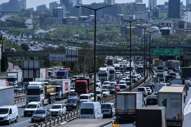 <p>Barbaros Bulvarı Beşiktaş Meydan istikameti trafiğe kapatılacaktır. (Balmumcu Kavşak ve Zincirlikuyu Balmumcu alt ge&ccedil;it girişi ile Merkez Komutanlığı ışıklar arası)<br />
Barbaros Bulvarı Beşiktaş Meydan istikameti trafiğe kapatılacaktır. (Merkez Komutanlığı ışıklar ile Beşiktaş Meydan arası)<br />
Sait &Ccedil;ift&ccedil;i Yıldız Kavşağı Cadde Barbaros Bulvarı Katılımı trafiğe kapatılacaktır. (D-100 G&uuml;ney Barbaros Bulvarı katılımı itibariyle)<br />
Barbaros Bulvarı Saray Caddesi, Yıldız Caddesi ve Eski Yıldız Cadde Beşiktaş Meydan d&ouml;n&uuml;ş&uuml; trafiğe kapatılacaktır. (Yıldız, Serencebey ve Eski Ortak&ouml;y D&ouml;n&uuml;ş&uuml; ışıklar itibari ile)</p>
