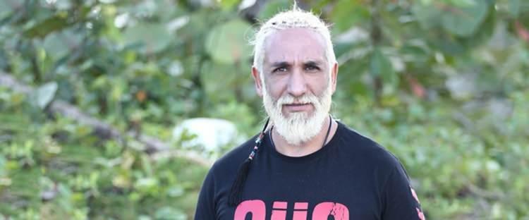 <p>'Şakşuka', 'Tarçın Kokulum', 'İki Yüzlüler', gibi şarkılarıyla hafızalara kazınan başarılı şarkıcı Tarık Mengüç hayranları tarafından sosyal medyada büyük bir ilgi ile takip ediliyor.</p>