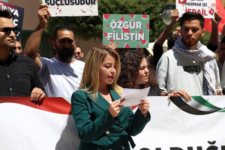<p>Muğla Sıtkı Koçman Üniversitesi (MSKÜ) öğrencileri İsrail'in Gazze'ye yönelik saldırılarına tepki yürüyüşü gerçekleştirdi. Yürüyüşün ardından Sanat Tarihi Bölümü öğrencisi Berat Cebe, grup adına açıklamalarda bulundu.</p>
<p> </p>