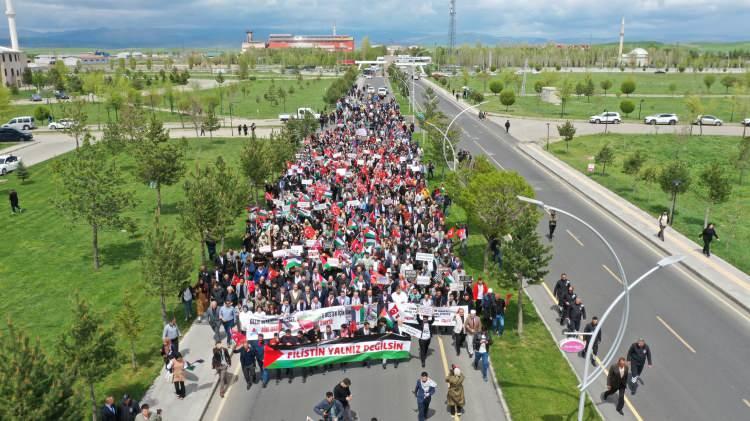 <p> Üniversite yerleşkesinde bulunan Nurettin Atmaca Camisi avlusunda cuma namazı sonrası bir araya gelen öğrenci ve akademisyenler, ellerinde Türk ve Filistin bayrakları, Türkçe ile İngilizce yazılı dövizler ve pankartlarla yürüyüşe başladı.</p>