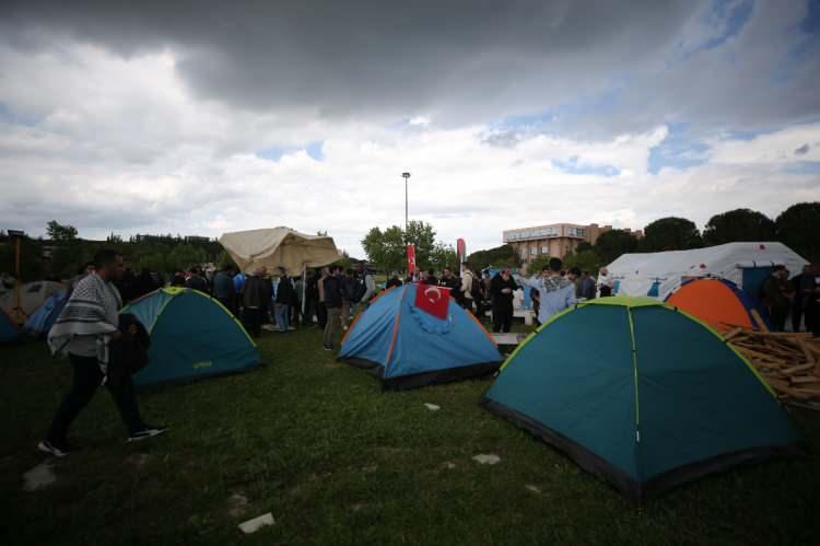 <p>Bursa Uludağ Üniversitesi (BUÜ) öğrencileri, İsrail'in Gazze'ye yönelik saldırılarına tepki göstermek ve Amerika Birleşik Devletleri (ABD) ve Avrupa'nın çeşitli üniversitelerinde Filistin için yapılan protestolara destek vermek için eylem gerçekleştirdi. </p>