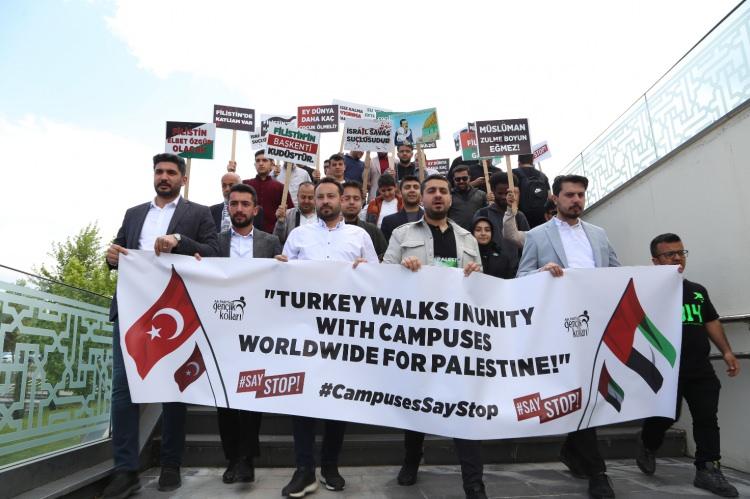 <p>Bursa Uludağ Üniversitesi (BUÜ) öğrencileri, İsrail'in Gazze'ye yönelik saldırılarına tepki göstermek ve Amerika Birleşik Devletleri (ABD) ve Avrupa'nın çeşitli üniversitelerinde Filistin için yapılan protestolara destek vermek için eylem gerçekleştirdi. </p>