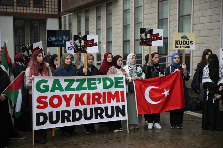 <p>Rize'de üniversite öğrencileri, ABD'deki üniversitelerde düzenlenen Filistin eylemlerine basın açıklamasıyla destek verdi.</p>
<p> </p>