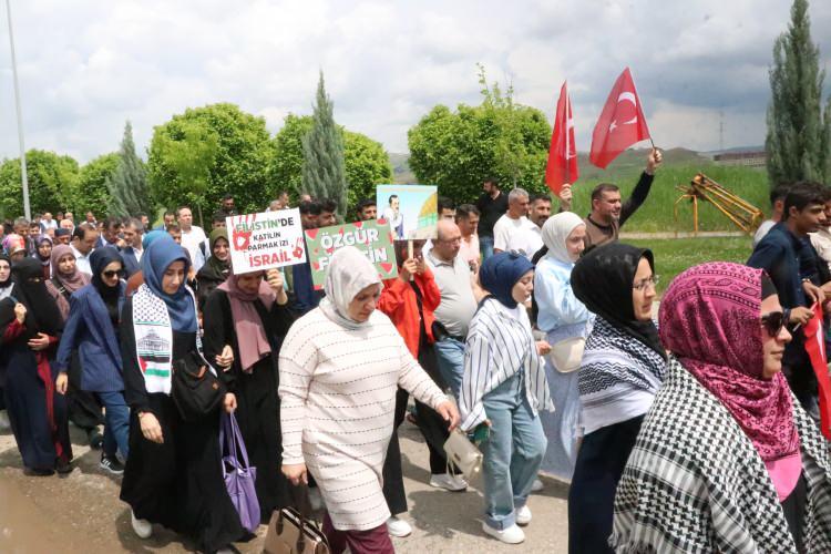 <p>Siirt Üniversitesi (SİÜ) öğrencileri, ABD ve İngiltere'deki üniversitelerde düzenlenen Filistin eylemlerine yaptıkları yürüyüşle destek verdi.</p>
<p> </p>