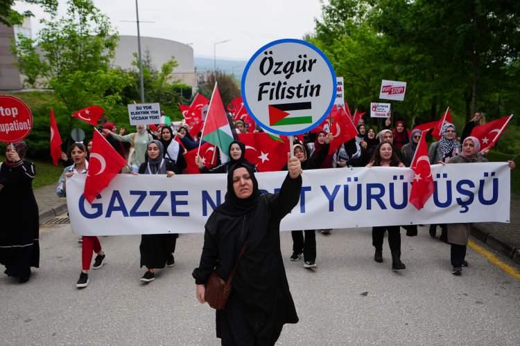 <p>Düzce'de üniversite öğrencileri, İsrail'in Gazze'ye yönelik saldırılarına tepki göstermek ve Amerika Birleşik Devletleri (ABD) ve Avrupa'nın çeşitli üniversitelerinde Filistin için yapılan protestolara destek vermek için eylem gerçekleştirdi.</p>
