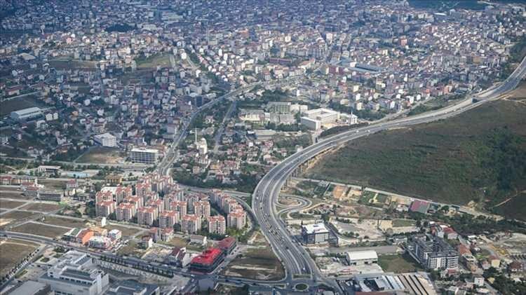 <p>Ülke nüfusunun yüzde 18,34'ünün yaşadığı İstanbul'un ilçelerinden Esenyurt'un nüfusu, 2023'te bir önceki yıla göre 5 bin 564 kişi geriledi. 978 bin 7'ye indi. </p>