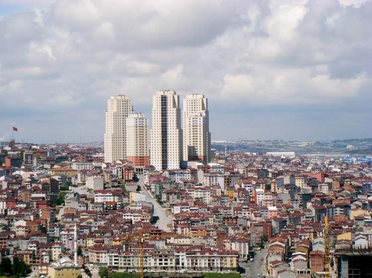 <p>Buna rağmen "Türkiye'nin en kalabalık ilçesi" unvanını korumayı bildi.</p>