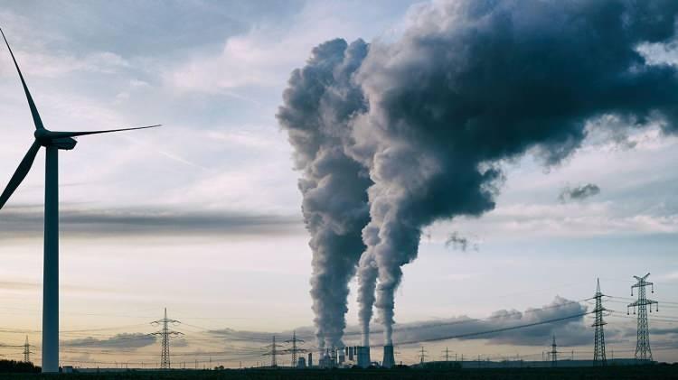 <p><strong>"Etrafınıza bir bakın,"</strong> dedi gökbilimci. 'Atmosferi kirletiyoruz. Çok ciddi bir şey yapmazsak, bir yüzyıl içinde yaşayabilir bir uygarlığa sahip olup olamayacağımızı tartışılır hale getiriyoruz.</p>
