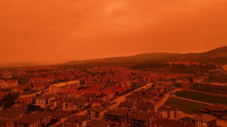 <p>Yapılan a&ccedil;ıklamada toz taşınımının meydana getireceği başta sağlık problemleri olmak &uuml;zere g&ouml;r&uuml;ş mesafesinde azalma, hava kalitesinin d&uuml;şmesi, &ccedil;amur yağışı ve ulaşımda aksamalar konusunda uyarı yapıldı. Sarı kodlu uyarı verildiği kentte toz bulutunun etkisi tekrar g&ouml;r&uuml;ld&uuml;.&nbsp;</p>
