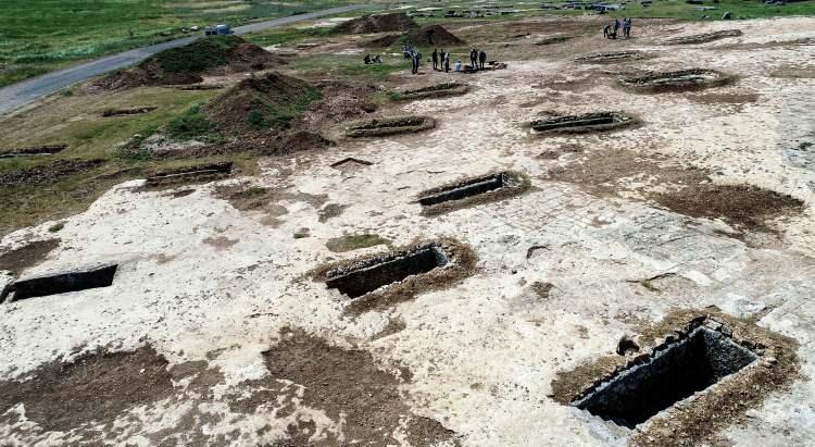 <p>Adıyaman'ın Kuyulu köyü yakınlarında bulunan ve Roma döneminden kalma Tharsa Antik Kenti’nde kazı ile temizleme çalışmaları yapılıyor.</p>
