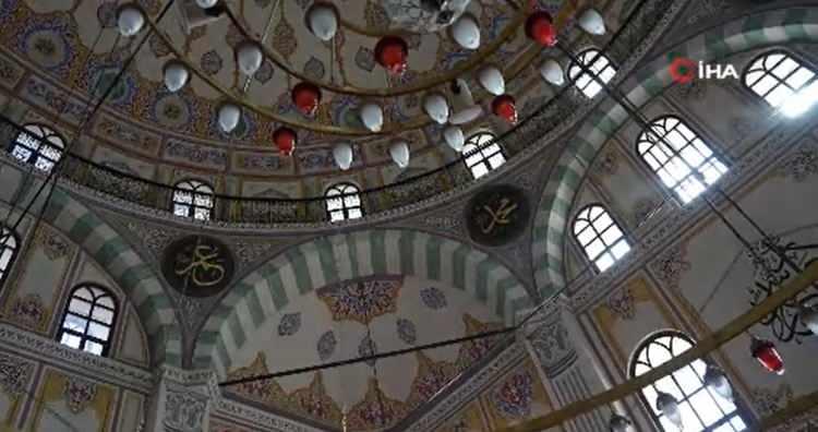 <p>Bolu’da, Büyük Cami Mahallesi’nde 1382 yılında yapılan ve 2 yangın, 3 büyük deprem yaşayan Yıldırım Bayezid Camii'nin sigortası olarak adlandırılan denge sütunları ilk günkü gibi çalışıyor. Çiftminaresi ve tek kubbesi olan caminin iç mekânlarında Türk motifleri süslemeleri bulunuyor. 5 asırdan fazla zamandır ayakta olan Yıldırım Bayezid caminin en büyük özelliği mihrabın her iki tarafında dönen denge sütunları. Caminin statik dengesi ve geçirdiği depremler hasar alıp almadığını denge sütunları gösteriyor. Denge sütunları dönmezse caminin temelinde veya dengesinde bir bozukluk olduğu anlaşılıyor.</p>
