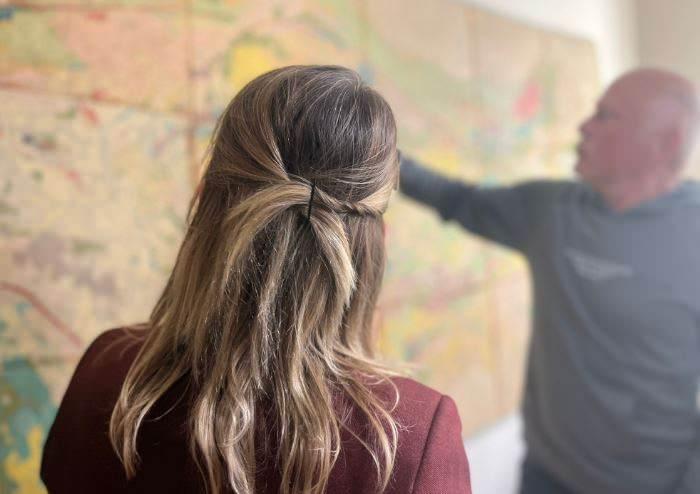 <p>ŞEMDİNLİ'DEKİ SU KAYNAĞI VE HİDROJEN SÜLFÜR GAZI RAPORLANACAK</p>
<p>Prof. Dr. Öztürk, fay hattının su çıkışlarında zehirli hidrojen sülfür gazı çıktığını ifade ederek, "Şimdi biz orada tabii su çıkışlarına baktık ve o su çıkışları gerçekten de cilt hastalığı için herkesin geldiği bir su. Bu suyun olduğu yeri de kapalı almışlar ve gazla çıkıyor. Kapalı alan bu gazın orada konsantre olmasına da sebep oluyor. Kaymakamlığa da bu çerçevede bir yazı yazacağız. Buranın havalandırılması şeklinde halkın kullanımına sunulması için. Çünkü hidrojen sülfür gazı zehirli bir gaz. Böyle bir gaz çıkışının olduğu bir nokta burası. Yani 1-2 ay içinde yaşlarını alırız, gözlemlerimizi değerlendireceğiz, makaleye dönüştüreceğiz" dedi.</p>