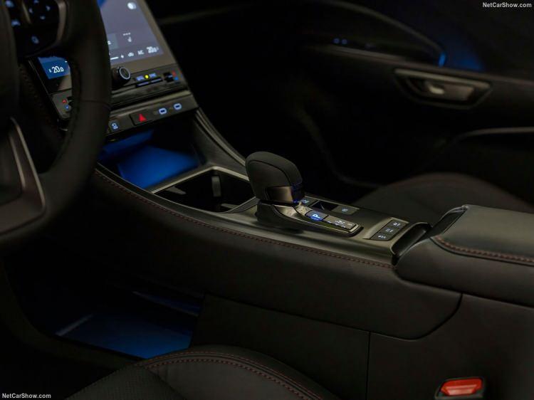<p>Yüksek verimliliğe sahip tam hibrit sistemle donatılan LBX, 1.5 litrelik benzinli motoru elektrik motoruyla kombine ediyor.</p>