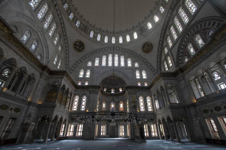 <p>İstanbul’un köklü tarihi geçmişinden 33 eser, Vakıflar Genel Müdürlüğünce restore edildi. Türkiye genelinde 201 eserin restorasyon açılış töreni, 6 Mayıs Pazartesi günü Cumhurbaşkanlığı Beştepe Millet Kongre ve Kültür Merkezi'nde yapılacak.</p>

<p>Vakıf Haftası kutlama programı kapsamında düzenlenecek olan törene Cumhurbaşkanı Recep Tayyip Erdoğan’ın katılımı bekleniyor. Cumhurbaşkanlığı Beştepe Millet Kongre ve Kültür Merkezi'nde gerçekleştirilecek olan açılış töreninde söz konusu eserlerden Kariye Camii'ne de canlı bağlanılacak. Kariye Camii, 79 yıl sonra ibadete açılmış olacak. </p>

<p>İstanbul'da restorasyonun ardından yeniden hizmete başlayacak eserler ise şöyle:</p>

<p> </p>
