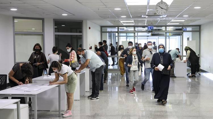 <p>Randevu tarihinden bir gün önce, akşam saat 20.00'ye kadar kişilerin randevusuna onay vermesi veya gelemeyeceğini bildirmesi gerekecek. Onay, "www.mhrs.gov.tr" internet sitesi, mobil uygulama ve "ALO 182" çağrı merkezi olmak üzere tüm kanallar üzerinden verilebilecek.</p>