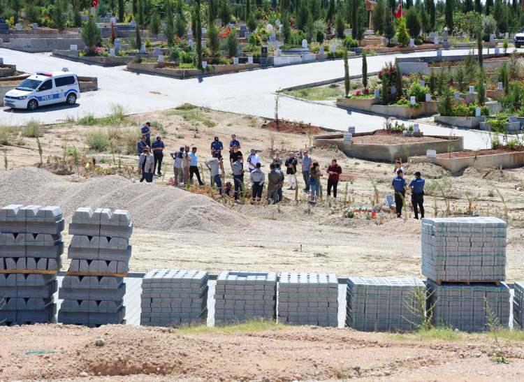 <p>Taktaş'ın cansız bedeni, 20 Nisan'da hava yoluyla getirildiği Adana'daki Kabasakal Mezarlığı'nda toprağa verildi. </p>
