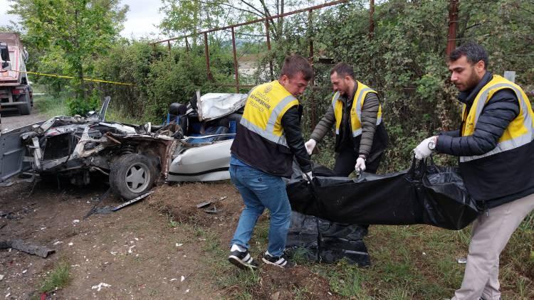 <p>Olay yerine polis ve ambulans sevk edildi. Polis ve sağlık görevlileri yaptıkları kontrolde araç sürücüsünün olay yerinde ölmüş olduğunu tespit etti. Aracın hız göstergesi ibresinin de 130 kilometrede takılı kaldığı dikkat çekti.</p>