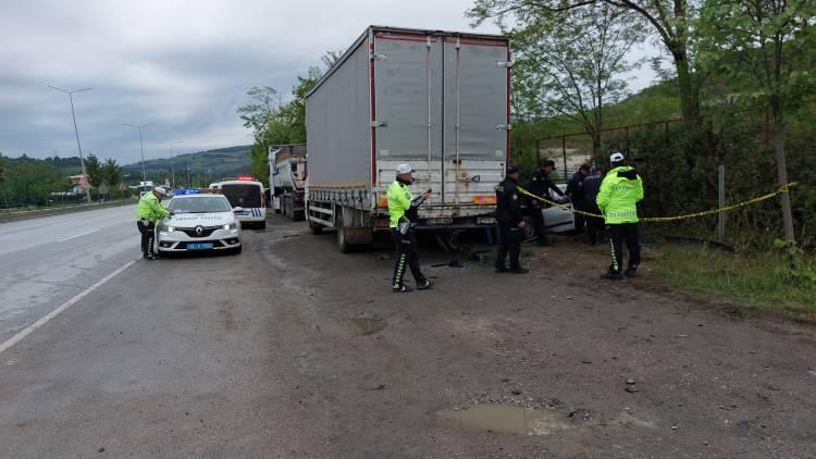 <p>Mehmet Can Şen'in cansız bedeni polisin olay yerindeki incelemesininin ardından otopsi için Adli Tıp Samsun Grup Başkanlığı morguna kaldırıldı.</p>