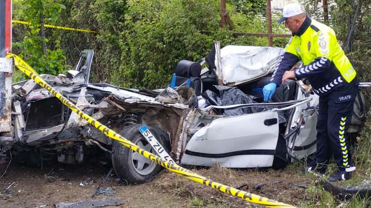<p>Kazadan 2 saat sonra yaya olarak yürüyen vatandaşlar hurda yığınına dönmüş otomobili fark edince 112 Acil Çağrı Merkezi'ne ihbarda bulundu.</p>