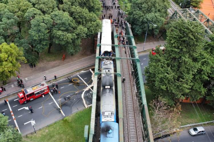 <p>Yerel basında çıkan habere göre, banliyö treni, bakımı devam eden park halindeki trenin vagonlarına çarptı.</p>

<p> </p>
