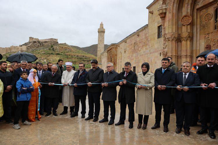<p>UNESCO Dünya Kültür Miras Listesi'ndeki Divriği Ulu Cami ve Darüşşifası, 9 yıl süren restorasyonun ardından yeniden ibadete açıldı.  </p>
