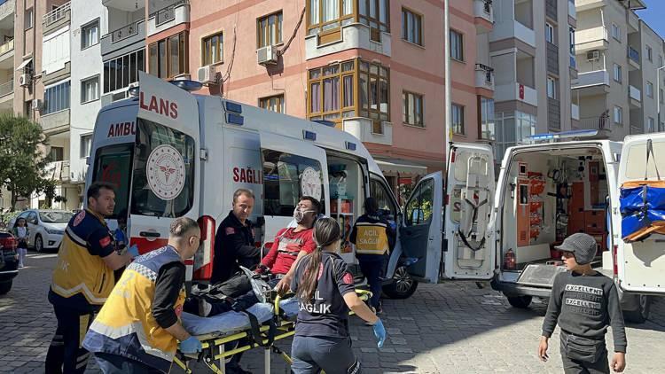 <p>Alevler yaklaşık 1 saatlik çalışma sonucu söndürülürken, her iki dairede de hasar meydana geldi.</p>